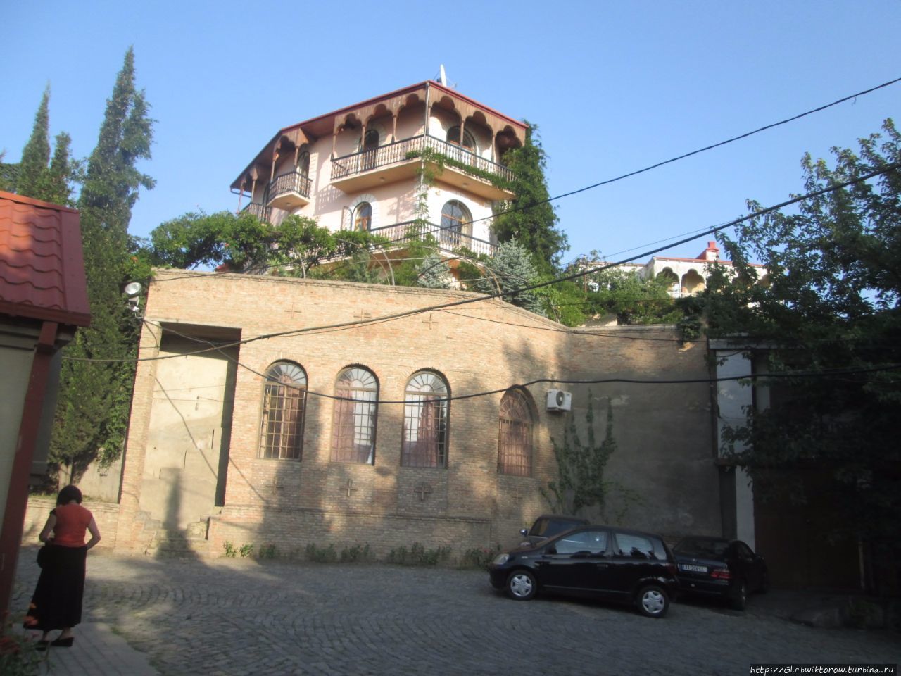 Спуск от дворца президента к реке Кура Тбилиси, Грузия