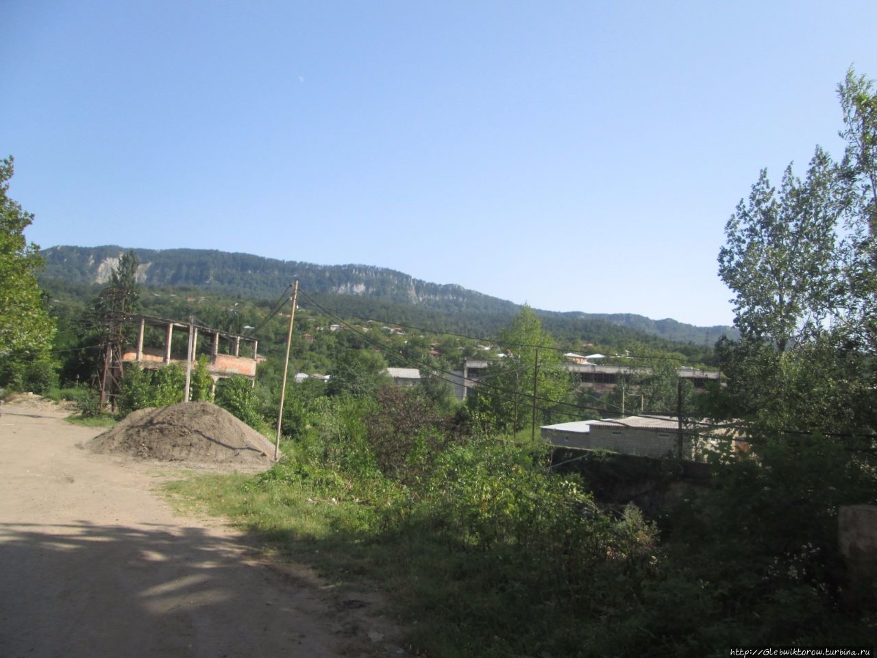 Прогулка к шахте и мосту через реку Ткибулу Ткибули, Грузия
