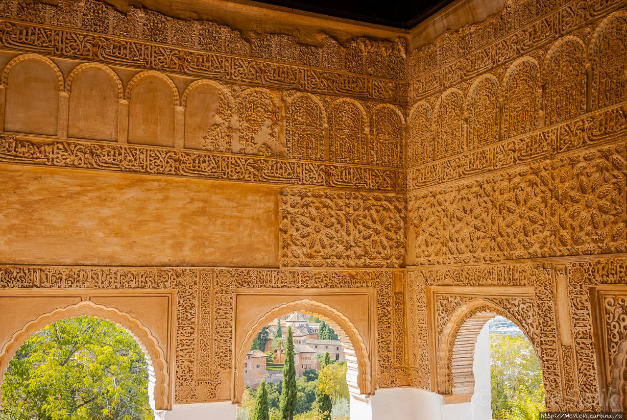 Патио-де-ла-Асекиа (Patio de la Acequia — «двор ручья») Альхамбра, Испания