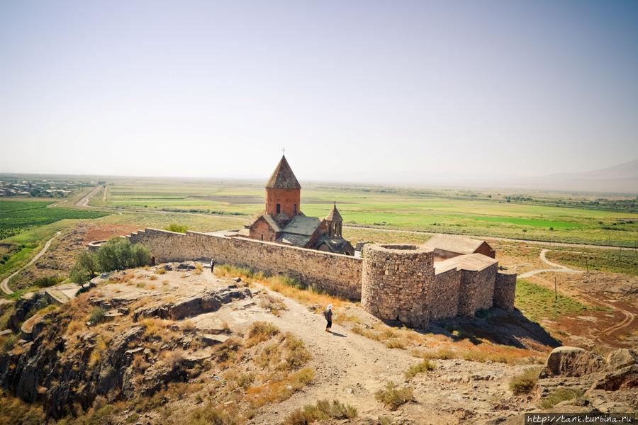 Монастырь со всех сторон обнесен высокой каменной стеной, что придает ему вид неприступной крепости. Хор Вирап Монастырь, Армения
