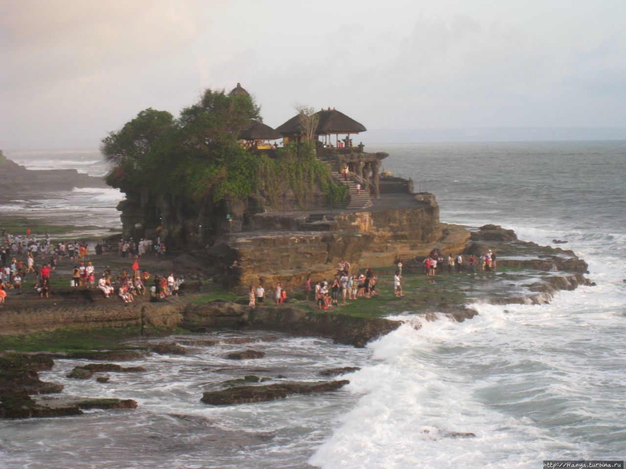 Вид на храм Танах Лот со средней смотровой площадкой между Пура Бату Балонг и Танах Лот