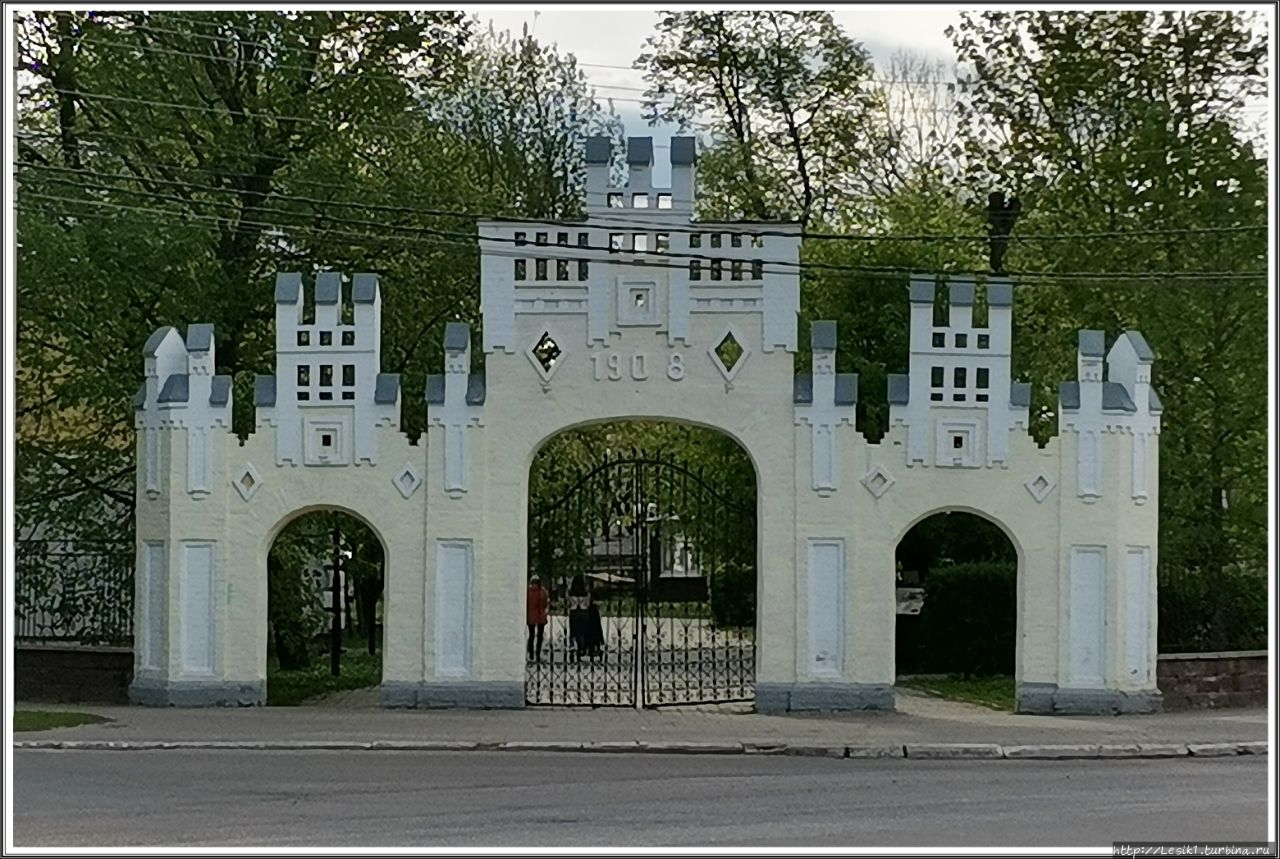 Ворота в городской парк, возведены в 1908 году. Республика Крым, Россия