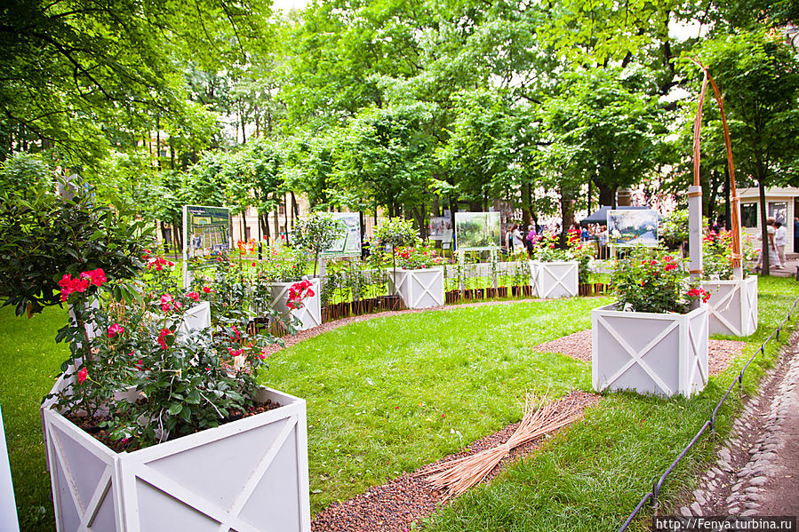 9 квадратов Возрождения, олицетворяющих розарий замка Эне-Ле-Вьей