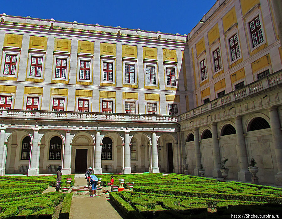 внутринний дворик Мафра, Португалия