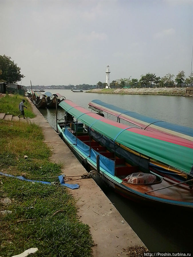 р. Тяупхрая. Аюттхая — своего рода Тайландская Венеция, до следующего храма мы добирались по реке!