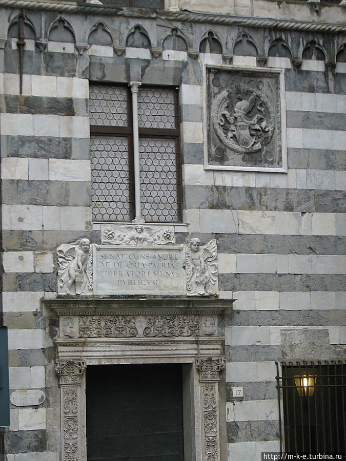 Надпись над входом Спасителю Нации Генуя, Италия