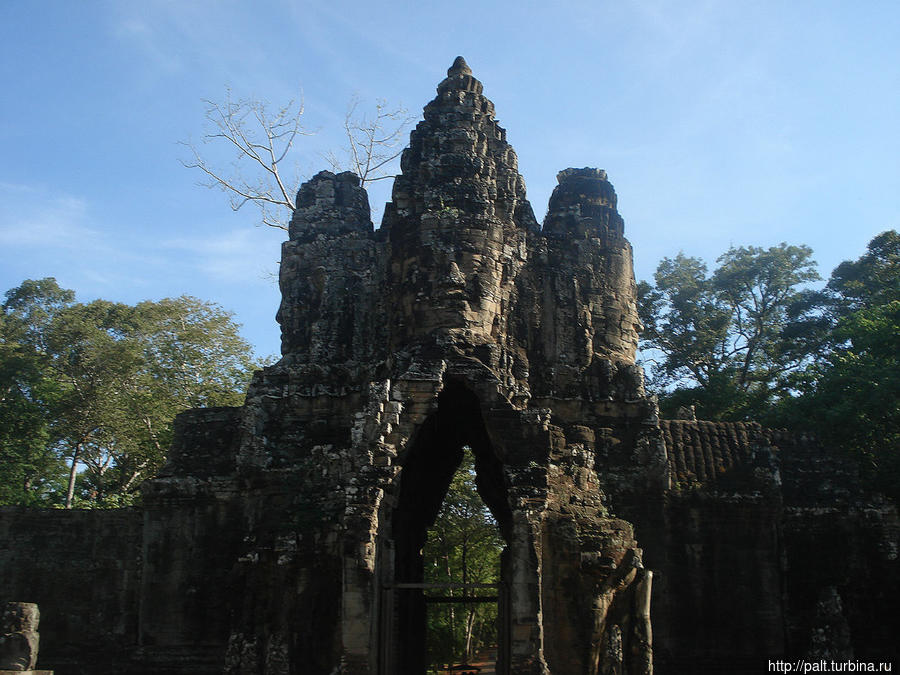 Первые лики Байона на Южных воротах. Ангкор (столица государства кхмеров), Камбоджа