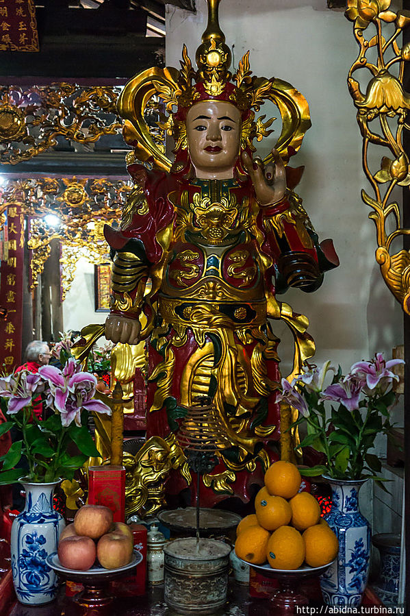 В буддистском храме Ханой, Вьетнам