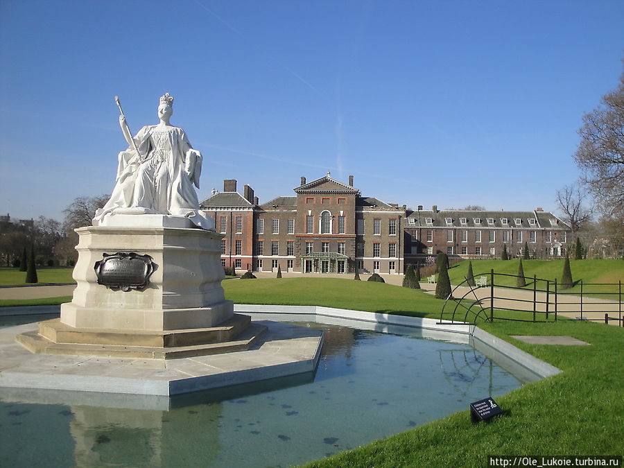 Памятник королеве Виктории перед Кенсингтонским дворцом Лондон, Великобритания