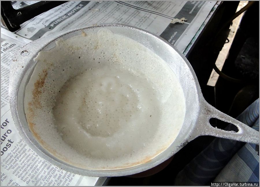 В небольшую скоровордку  заливается жидкое тесто, и через несколько минут оно превращается в хрустящий блинчик Тринкомали, Шри-Ланка