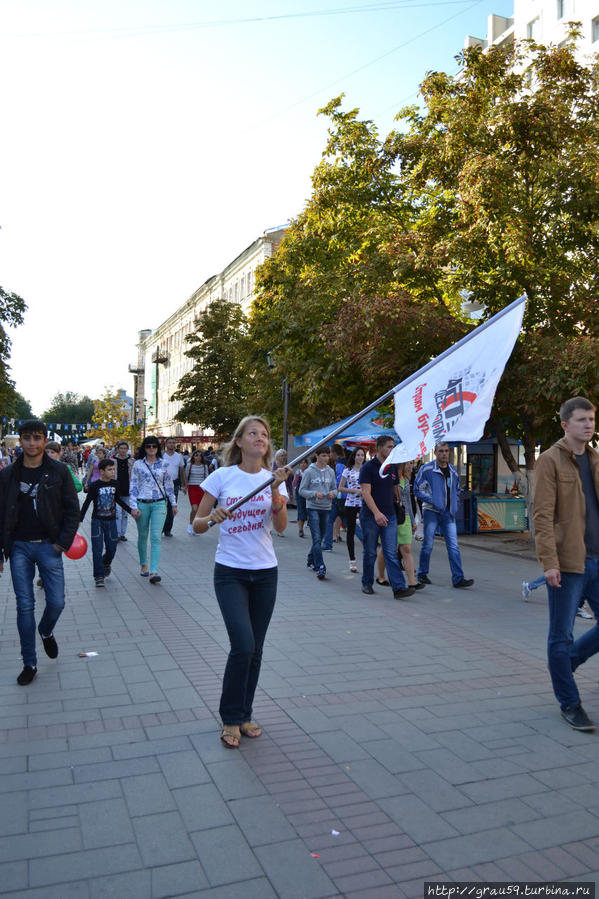 Весёлые лица, маски и костюмы праздничного города Саратов, Россия