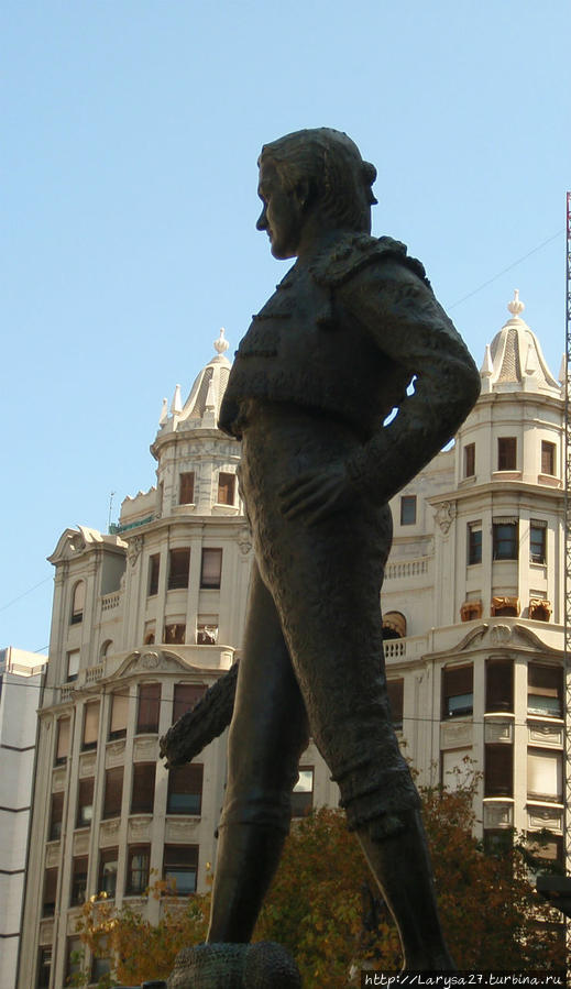 Памятник валенсийскому матадору Маноло Монтоливу Валенсия, Испания