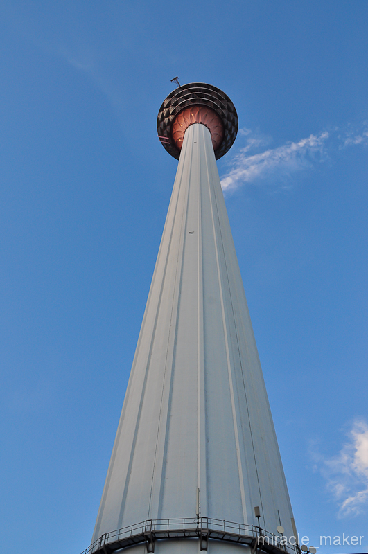 У Менары КЛ есть свой сайт http://www.kltower.com.my на котором подробно описано, что к чему. Даже предлагается сигануть с нее с парашютом, мало ли.