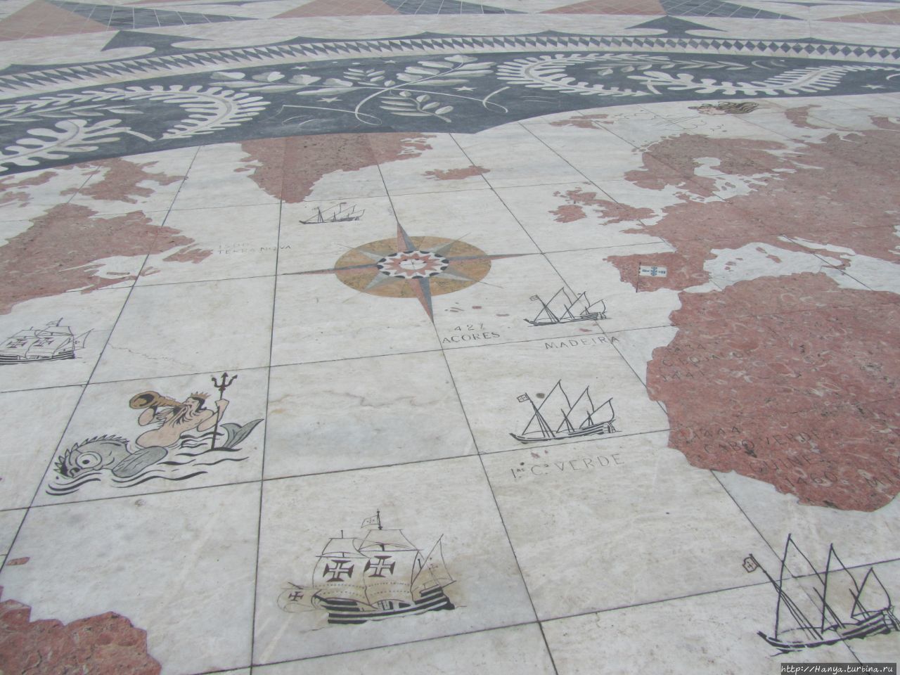Мозаичная карта мира в Белеме Лиссабон, Португалия