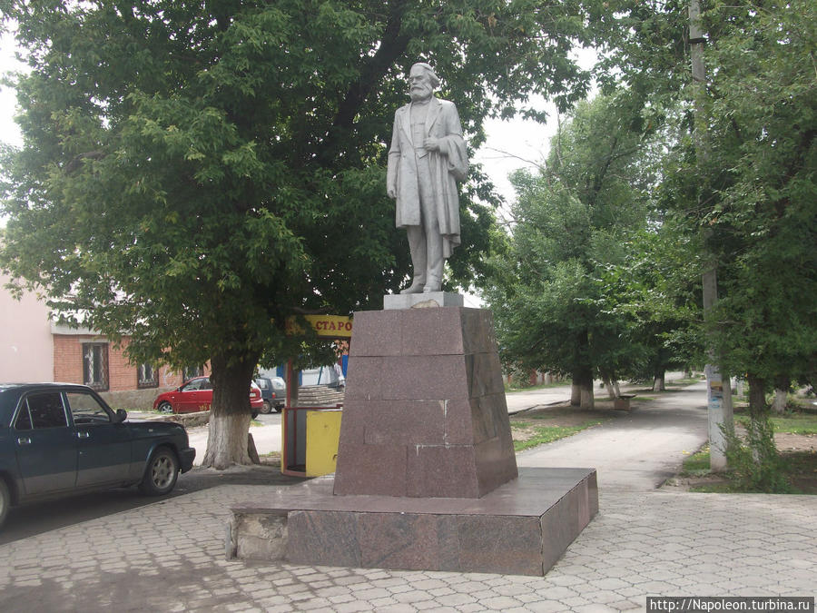 Погода в лиховском на неделю. Каменск-Шахтинский мкр Лиховской. Мкр Лиховской достопримечательности. Памятники Каменск Шахтинский памятник Чехову.