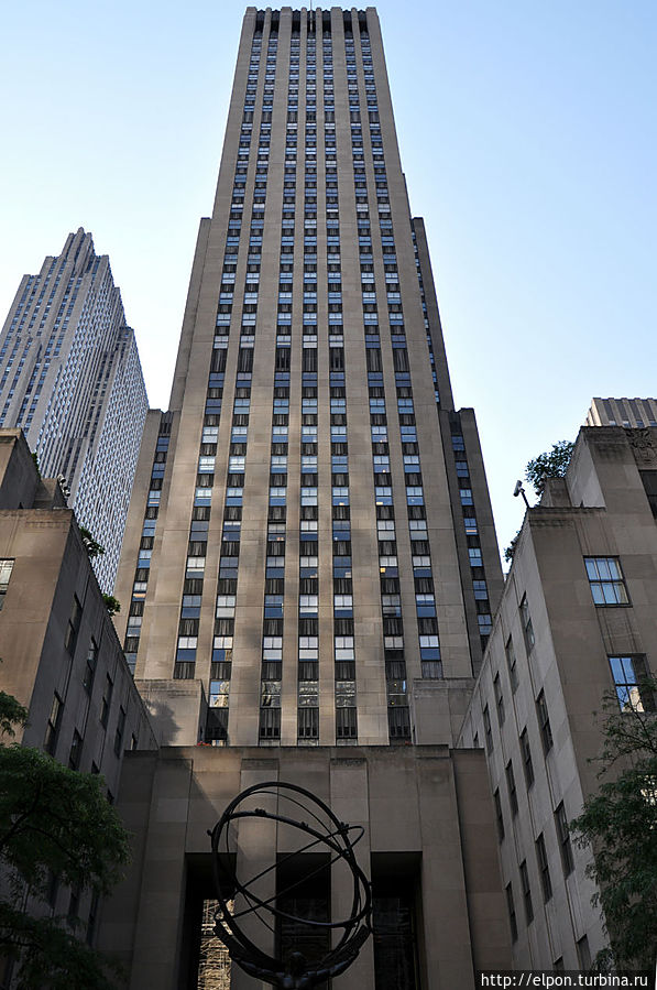 Дженерал Электрик билдинг, построенный в стиле модерн, составляет часть Рокфеллеровского центра. Нью-Йорк, CША