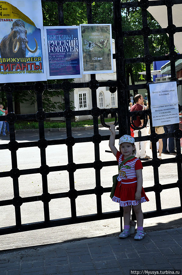 Впервые в музее — необходимо запечатлеться у входа!