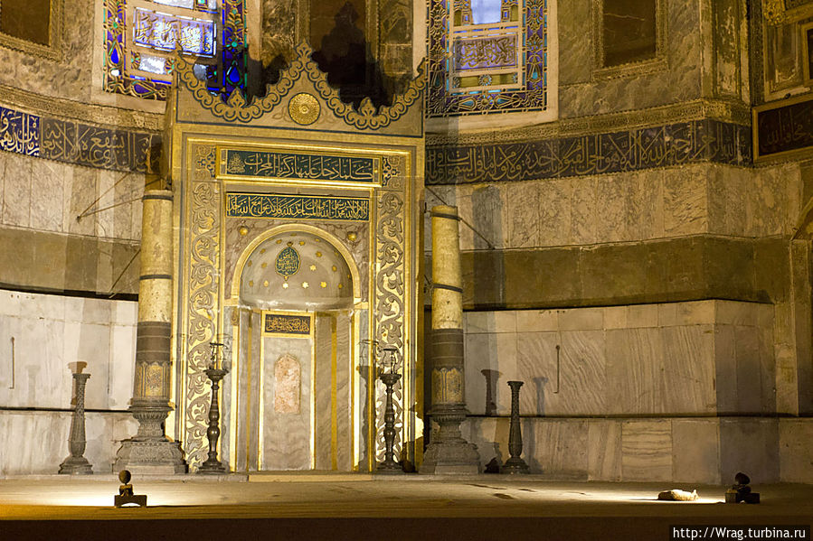 Да вот же он, греется в лучах прожектора) Слева от котофея михраб, расположенный в апсиде.