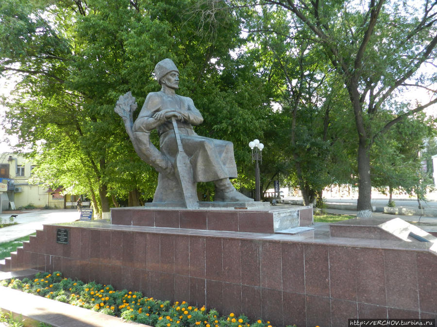 Памятник Арчи Казаку в Махачкале. Гуниб, Россия