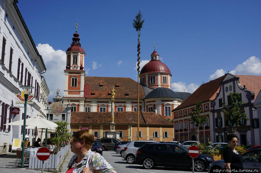 В центре города- церковь и ратуша Хартберг, Австрия