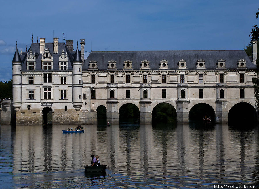 Дворец Шенонсо (Château de Chenonceau), перегородивший реку Шер Земли Луары, Франция