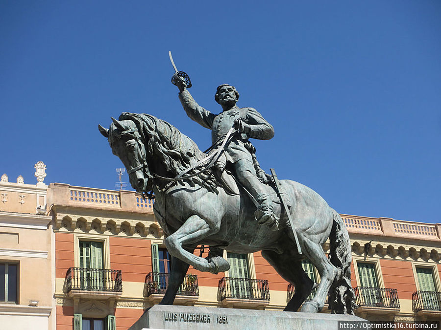 На площади Генерала Прима (Plaça del Prim) у монумента Приму Реус, Испания