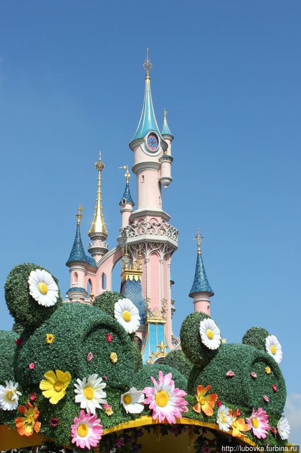 Замок Спящей Красавицы (Sleeping Beauty’s Castle) – розовое чудо с голубыми башенками — расположен в самом центре знаменитого парка и является визитной карточкой Парижского Диснейленда.