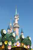Замок Спящей Красавицы (Sleeping Beauty’s Castle) – розовое чудо с голубыми башенками — расположен в самом центре знаменитого парка и является визитной карточкой Парижского Диснейленда.
