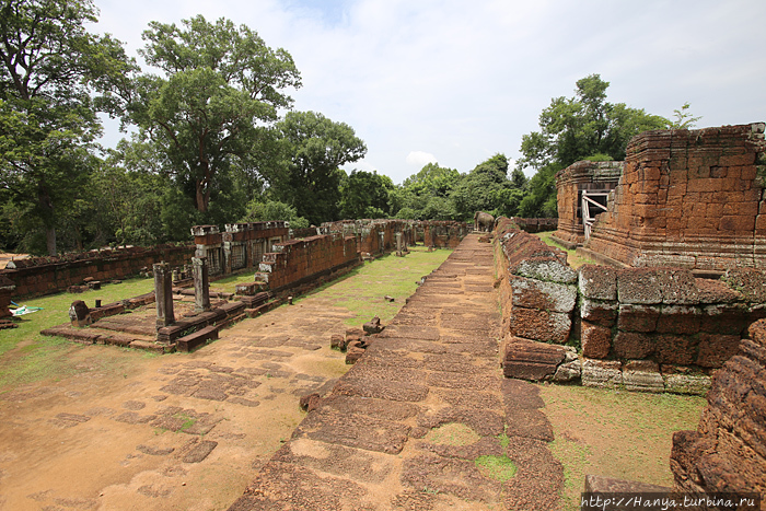 Храм Восточный Мебон. Вид на стену и руины зданий с юго-востока. Фото из интернета Ангкор (столица государства кхмеров), Камбоджа