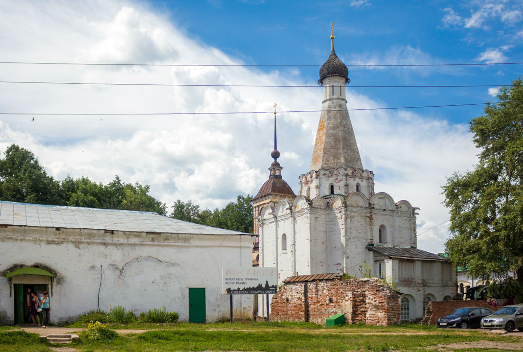 Рядом есть еще несколько более поздних церквей. Переславль-Залесский, Россия