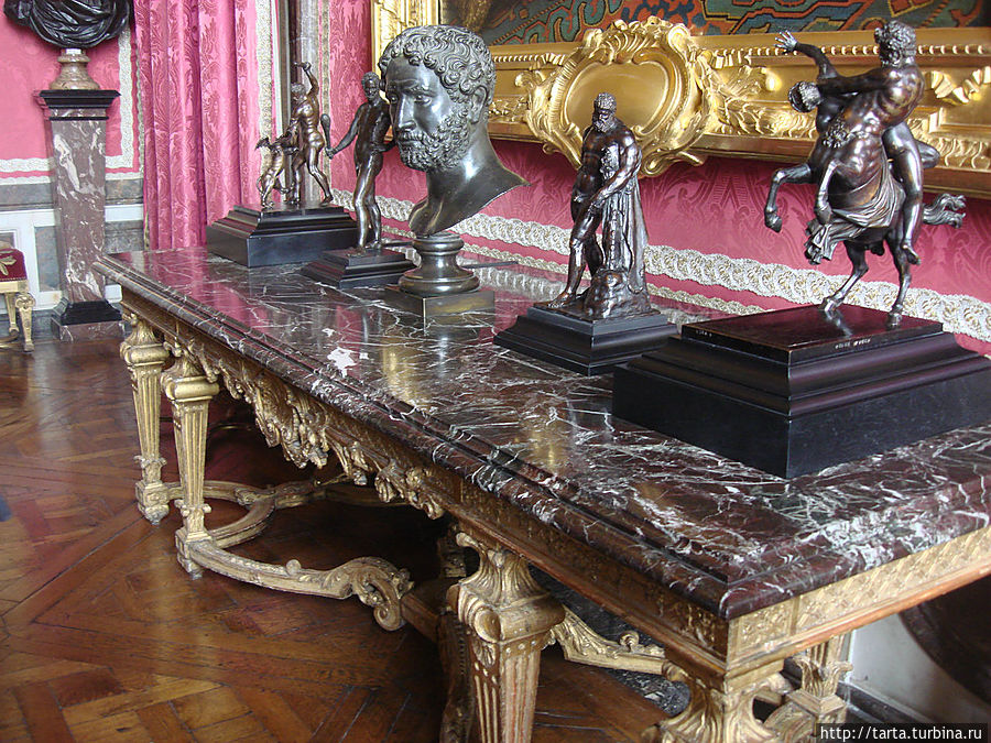 Мраморные столешницы, золоченые рамы... Версаль, Франция