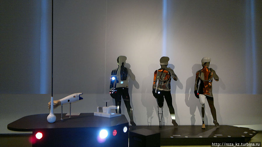 вставив локоть и сжимая/разжимая кулак можно увидеть действие протеза