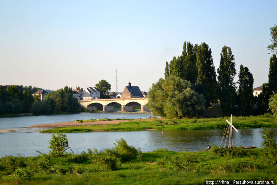 Пройти  мимо  замка Амбуаз, Франция