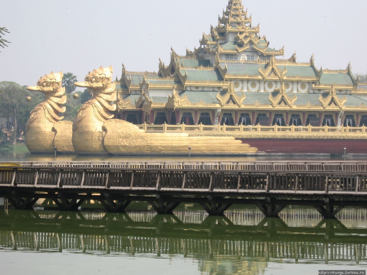 Озеро Kandawgyi Lake и ресторан Каравейк Янгон, Мьянма