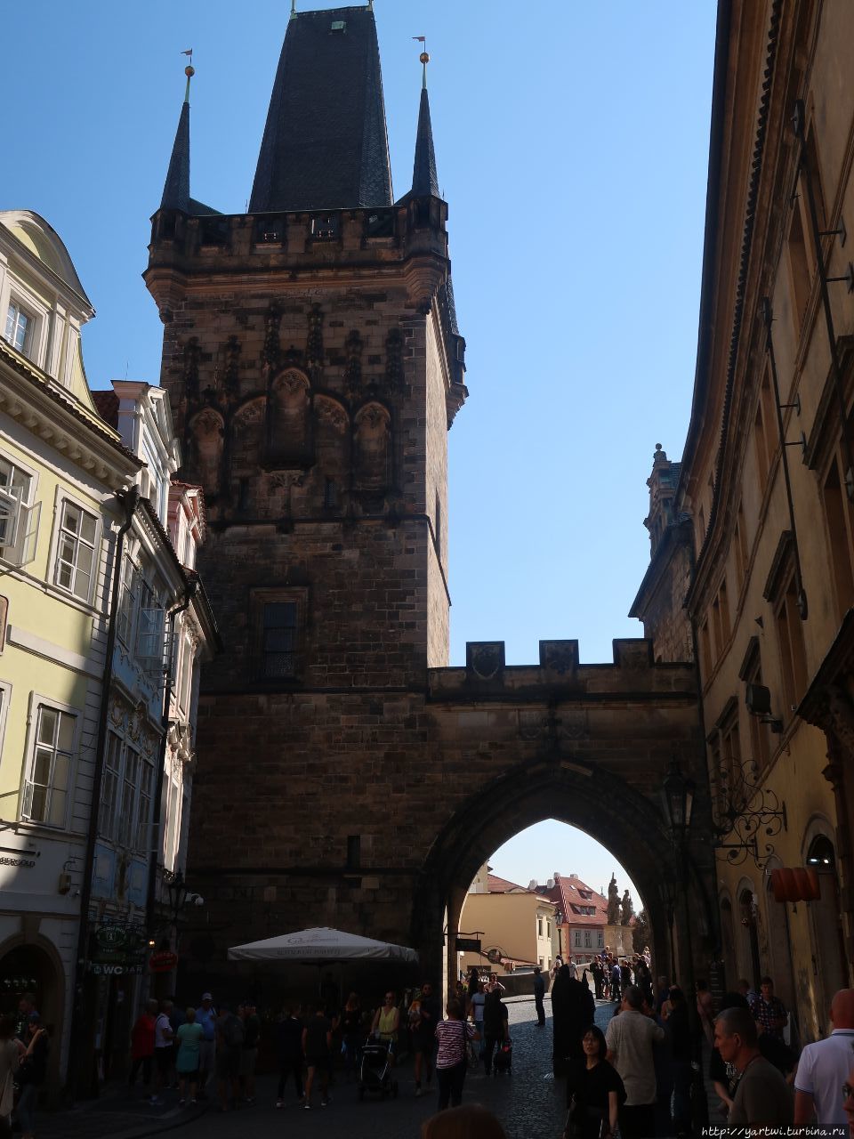 Малостранские мостовые башни — две башни на западном, малостранском конце Карлова моста, отличающиеся друг от друга по высоте и по архитектурному облику, стилю. Они соединены мощной двойной аркой в единое целое и обрамляют проход с Карлова Моста на Малу Страну. Здесь же начинается улица Мостецка. Прага, Чехия