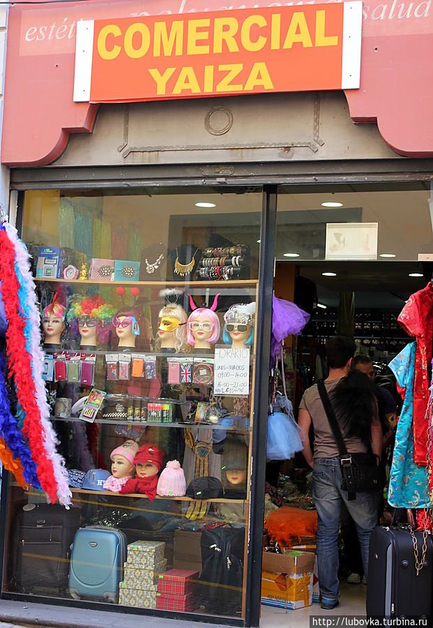 Повсеместная продажа карнавальных костюмов. Санта-Крус-де-Тенерифе, остров Тенерифе, Испания