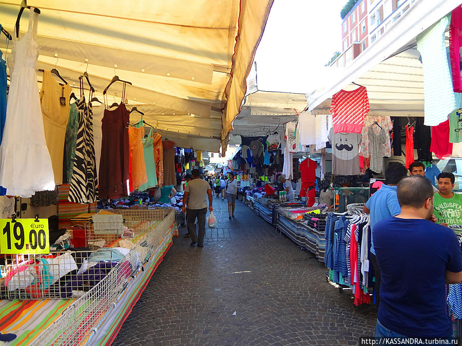 Исторический рынок на площади VIII Августа Болонья, Италия