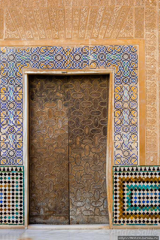 Внутренняя отделка дворца Альгамбра Гранада, Испания
