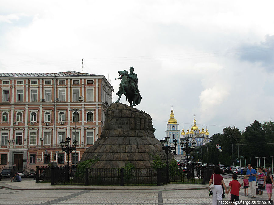 Памятнику Б.Хмельницкому напротив Софийского собора Киев, Украина