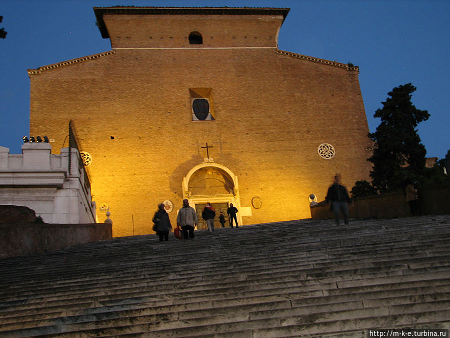 Монументальная лестница. Вверху церковь Санта-Мария-ин-Арачели Рим, Италия