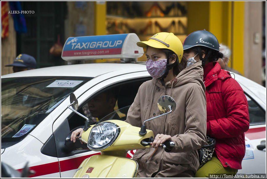 По курткам этих жительниц Ханоя становится понятно, что декабрь на севере Вьетнама — довольно прохладное время года. Кстати, одна из версий ношения масок — чтобы не простудиться, вместо шарфа... Ханой, Вьетнам