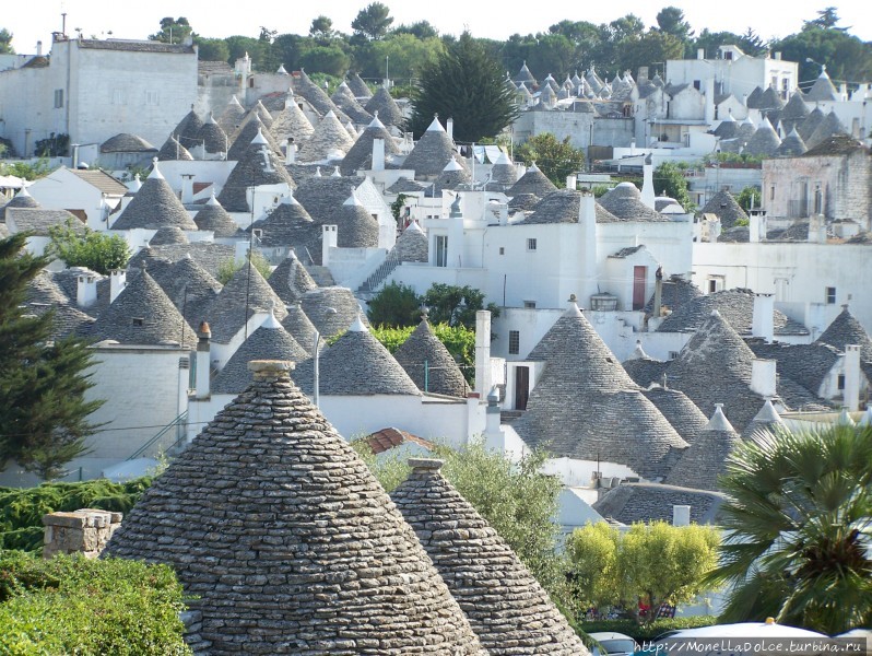 Исторический центр города  Alberobello (UNESCO ) Альберобелло, Италия