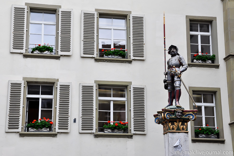 Фонтан «Знаменосец».

Также Берн известен своими фонтанами, каждый из которых посвящен какому-нибудь персонажу. Берн, Швейцария