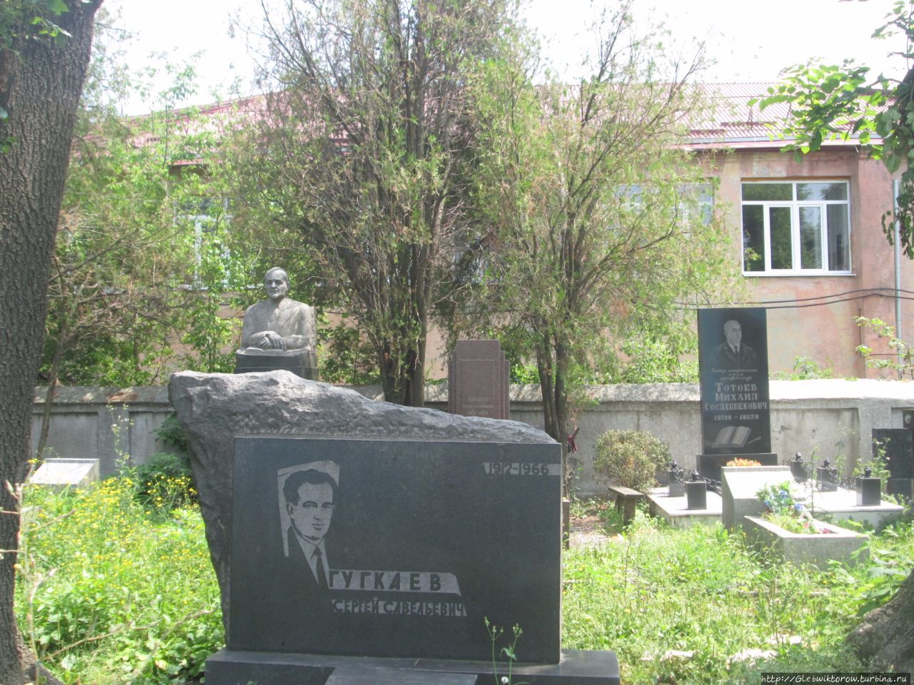 Аллея славы владикавказ. Владикавказ мемориал аллея славы-. Некрополь владикавказ. Мемориал славы владикавказ кладбище-пантеон. Памятники владикавказа на кладбище.