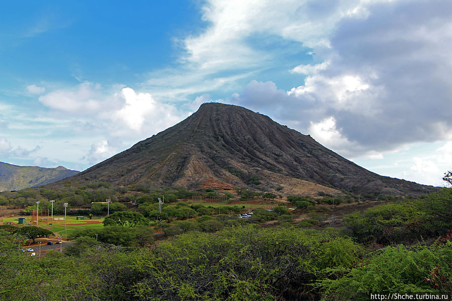 А вот и первая смотровая. Это гора Koko head. На нее есть пешеходный маршрут (тропу даже видно на фото), вокруг нац. парк Коко-хэд. Хавайи-Кай, CША