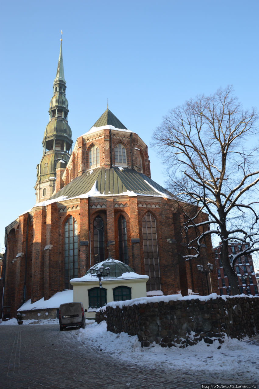 Церковь Святого Петра — один из символов и одна из главных достопримечательностей города. Древнейшее культовое сооружение города, впервые упоминается в 1209 году. Церковь знаменита своим оригинальным, узнаваемым шпилем (общая высота башни церкви — 123,5 метра, из которых 64,5 метра приходится на шпиль). Рига, Латвия