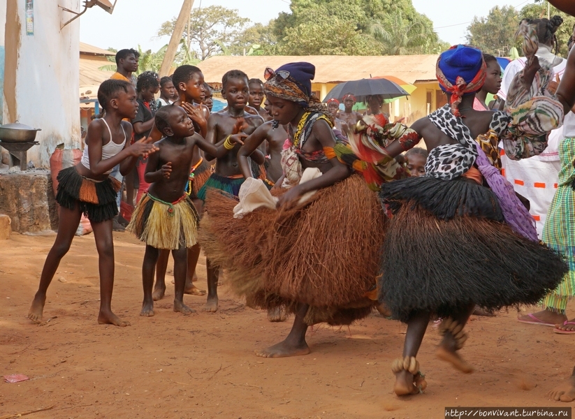 Танец девушек периода кампуни Остров Бубак, Гвинея-Бисау