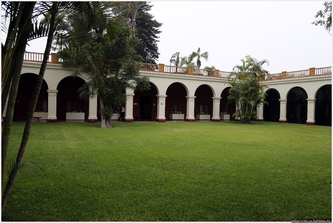 Внутрений дворик Музея Лима, Перу