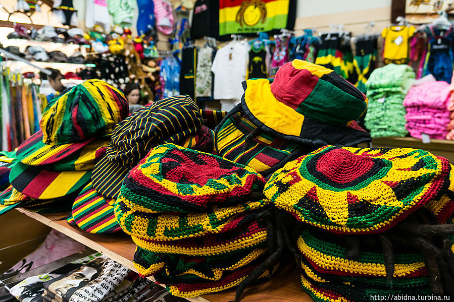 Растаманские шапки можно купить как с искусственными дредами, так и без них Ямайка