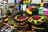 Растаманские шапки можно купить как с искусственными дредами, так и без них